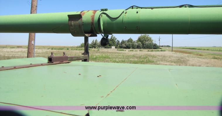 image for item 3425 1986 John Deere 8820 combine