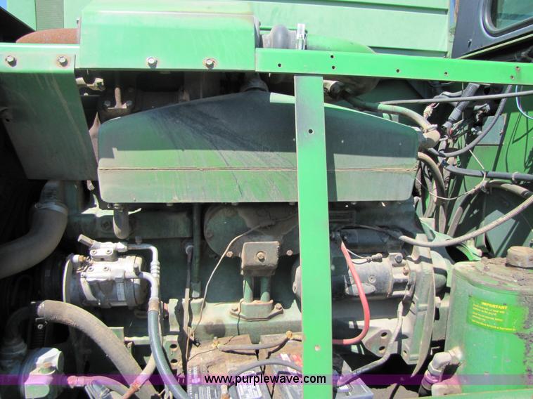 image for item 3425 1986 John Deere 8820 combine