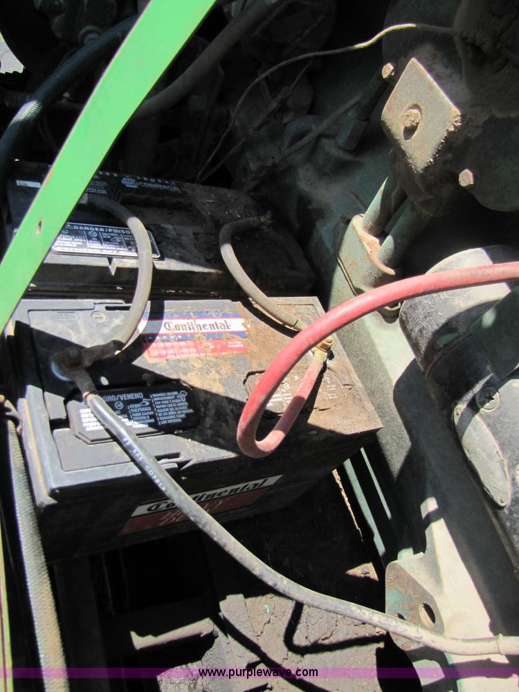 image for item 3425 1986 John Deere 8820 combine