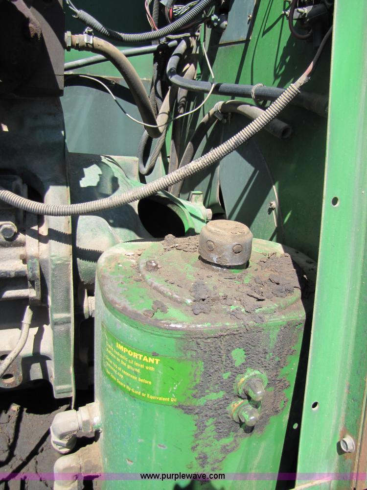 image for item 3425 1986 John Deere 8820 combine