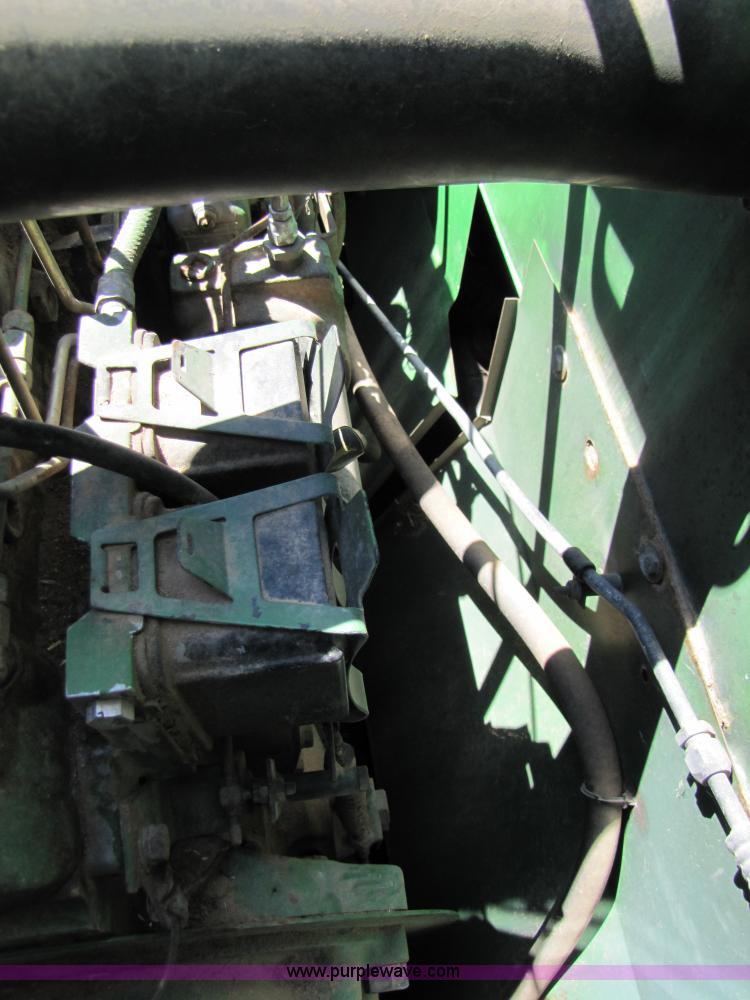 image for item 3425 1986 John Deere 8820 combine