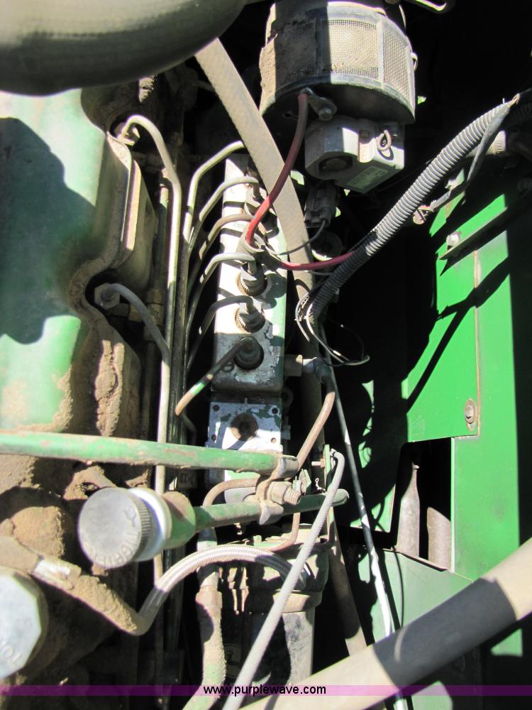 image for item 3425 1986 John Deere 8820 combine