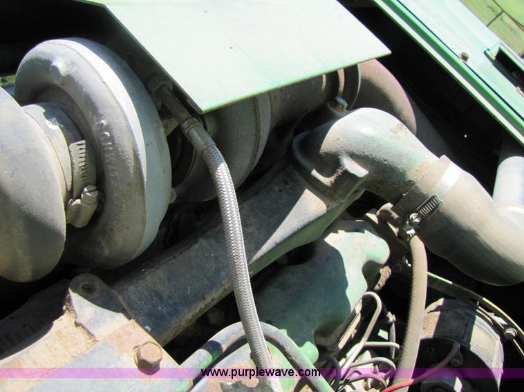 image for item 3425 1986 John Deere 8820 combine