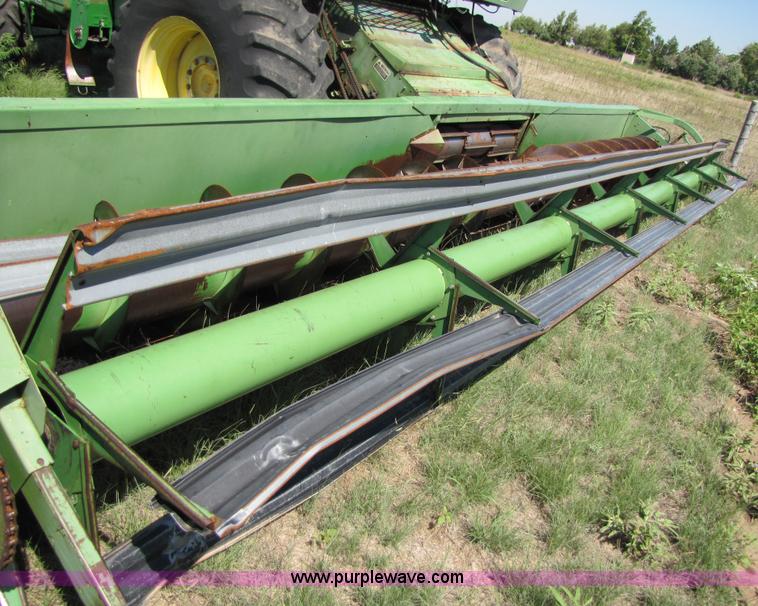 image for item 3425 1986 John Deere 8820 combine