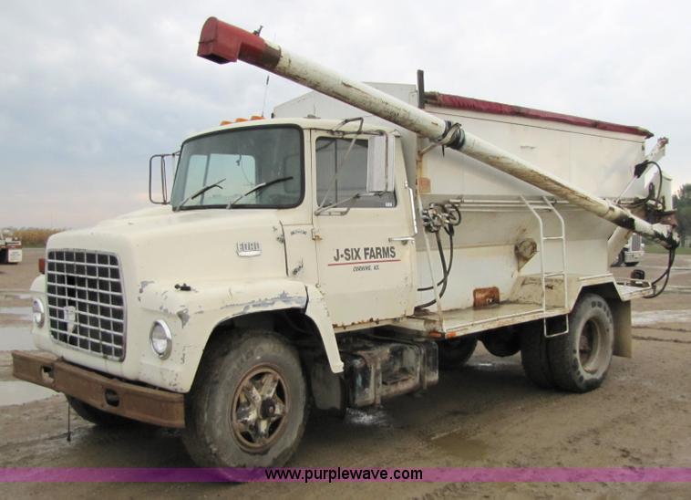 image for item 5264 1978 Ford F7000 feed tender truck