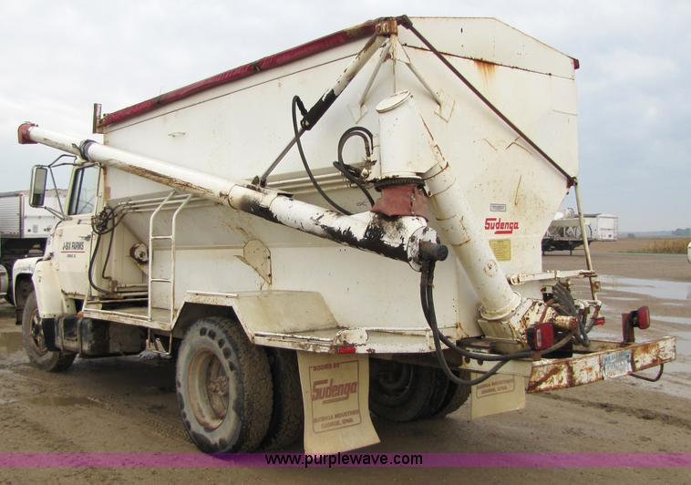 image for item 5264 1978 Ford F7000 feed tender truck