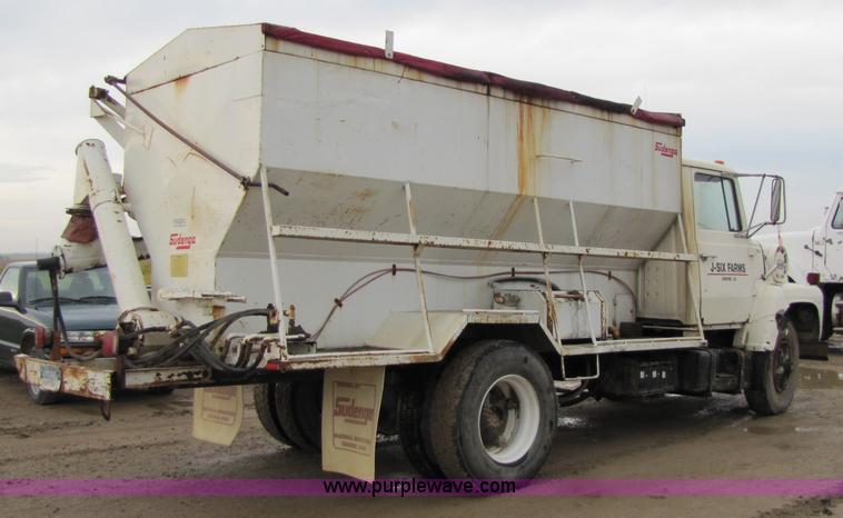 image for item 5264 1978 Ford F7000 feed tender truck