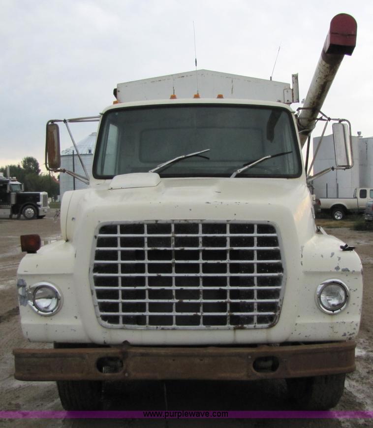 image for item 5264 1978 Ford F7000 feed tender truck
