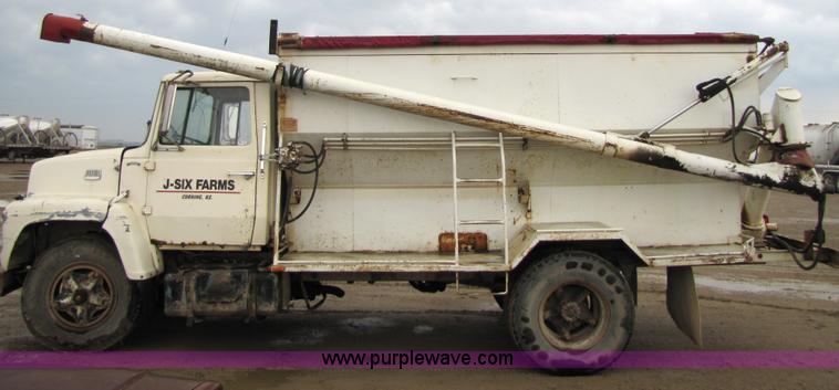image for item 5264 1978 Ford F7000 feed tender truck