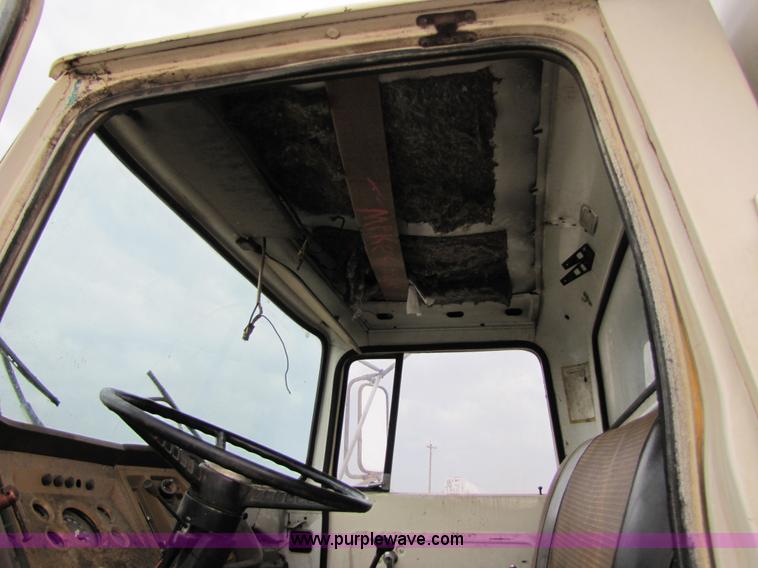 image for item 5264 1978 Ford F7000 feed tender truck