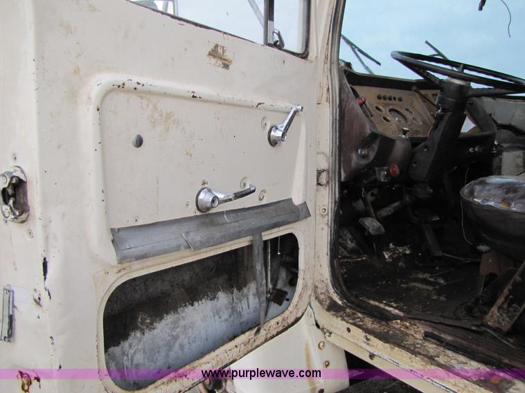 image for item 5264 1978 Ford F7000 feed tender truck