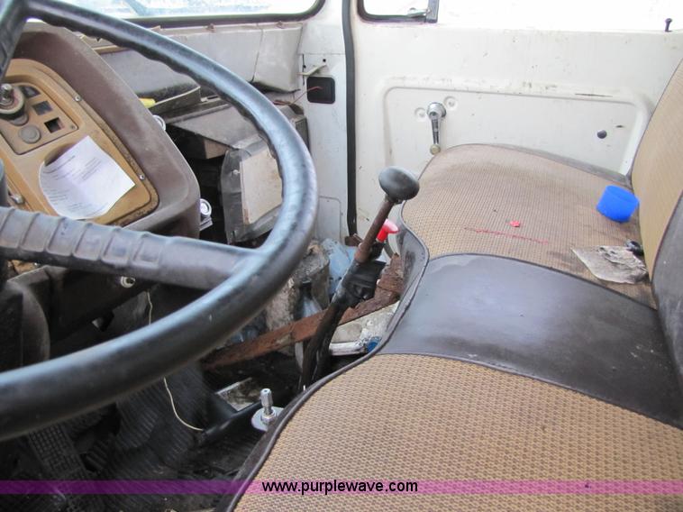 image for item 5264 1978 Ford F7000 feed tender truck