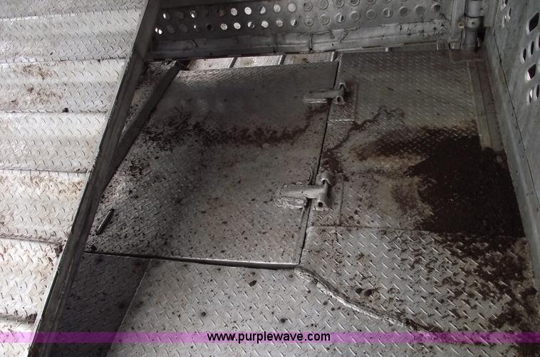 image for item 5810 1984 Wilson PSDCL-108 aluminum livestock trailer