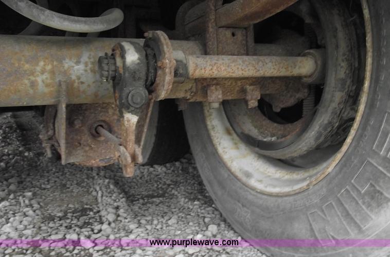 image for item 5810 1984 Wilson PSDCL-108 aluminum livestock trailer