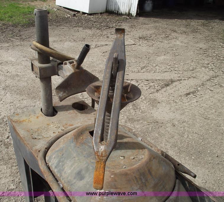 image for item 5816 John Beam 7600 signature series tire machine