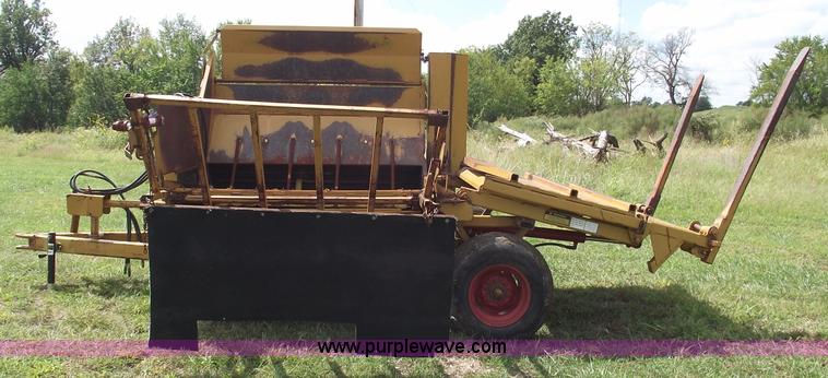 image for item 5842 2004 HayBuster 256 Plus II bale processor