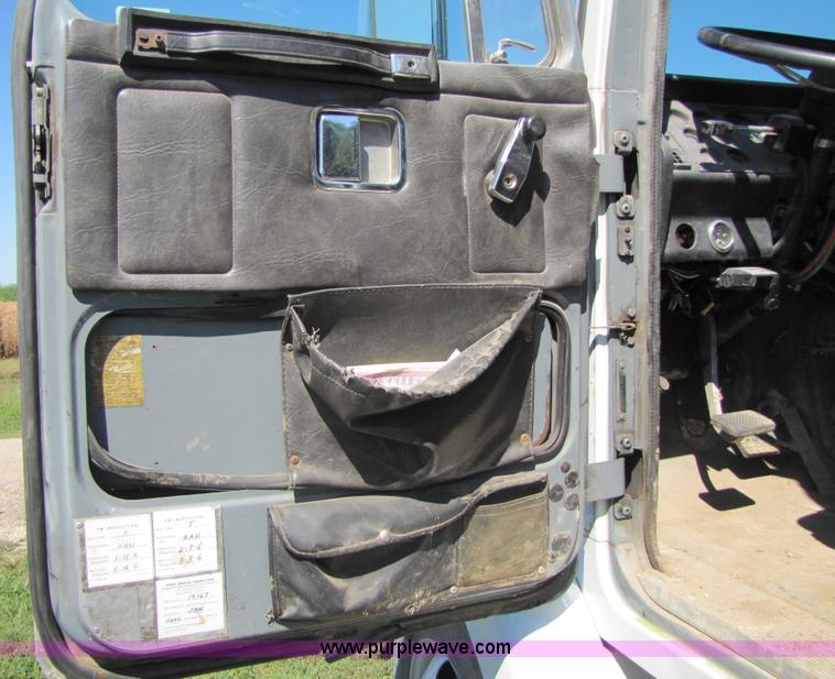 image for item 7195 1991 White Gmc WG semi truck