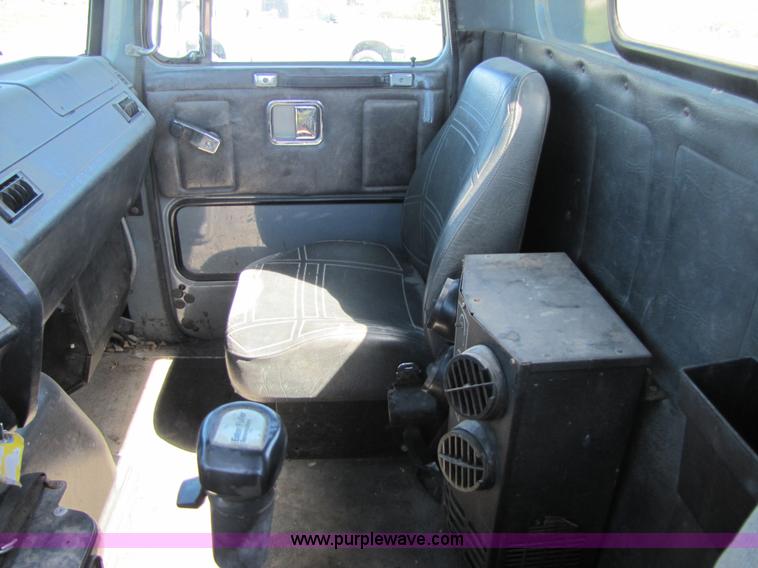 image for item 7195 1991 White Gmc WG semi truck