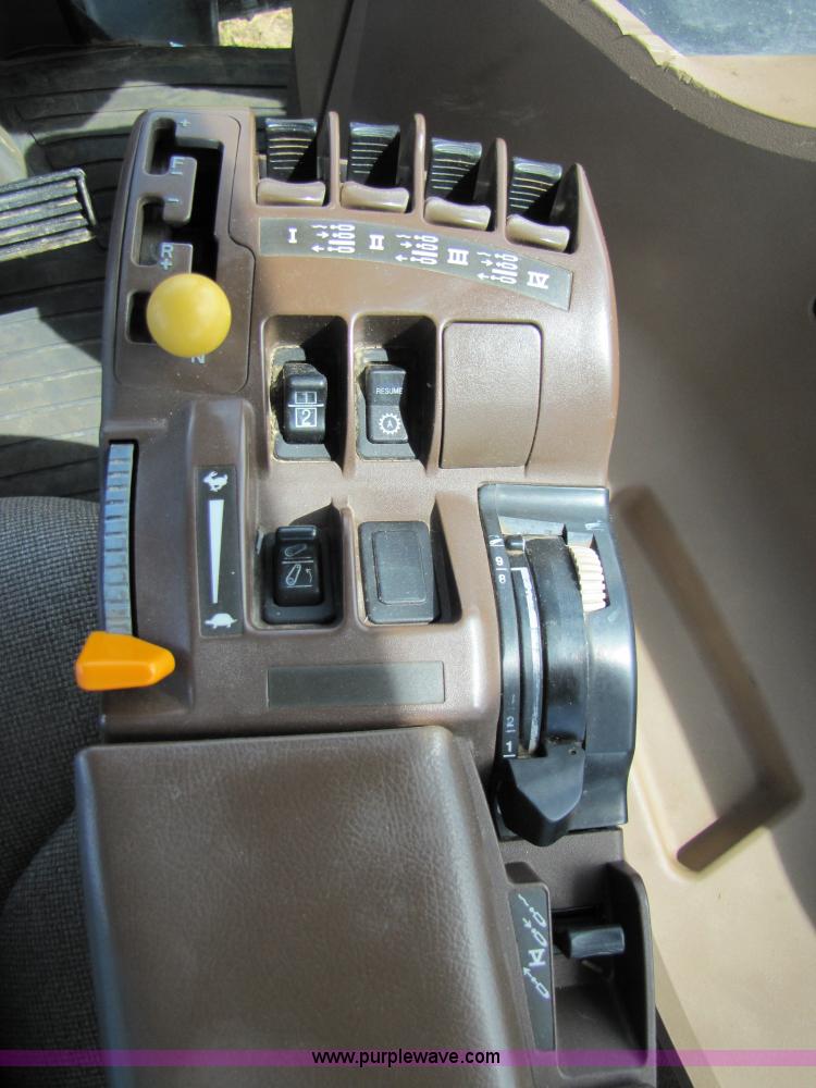 image for item 3139 2002 John Deere 9320T tractor