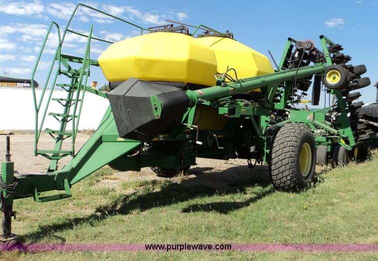 image for item 3467 John Deere 1850 air seeder with John Deere 1900 air cart