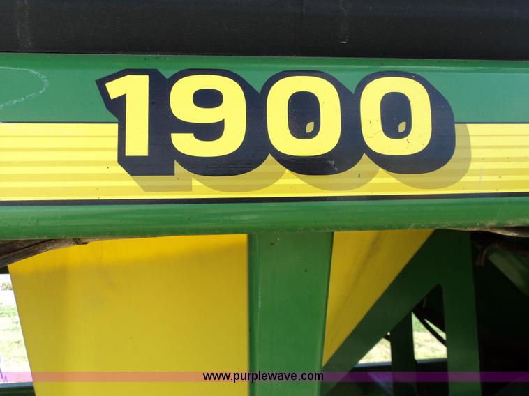 image for item 3467 John Deere 1850 air seeder with John Deere 1900 air cart
