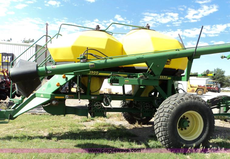 image for item 3467 John Deere 1850 air seeder with John Deere 1900 air cart