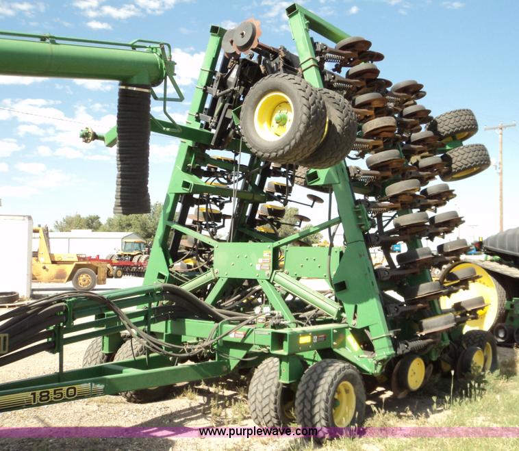 image for item 3467 John Deere 1850 air seeder with John Deere 1900 air cart