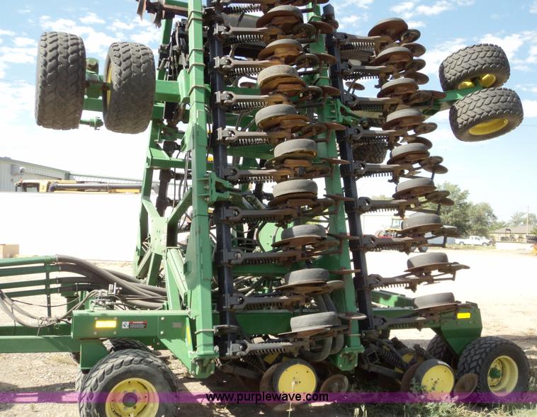 image for item 3467 John Deere 1850 air seeder with John Deere 1900 air cart