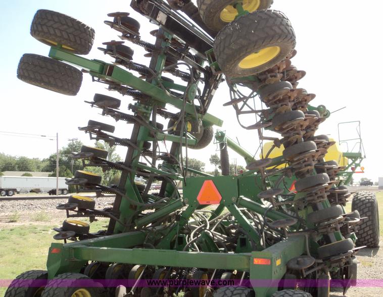 image for item 3467 John Deere 1850 air seeder with John Deere 1900 air cart