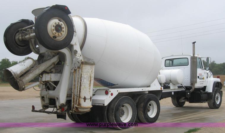 image for item 2796 1994 Ford LT8000F mixer truck