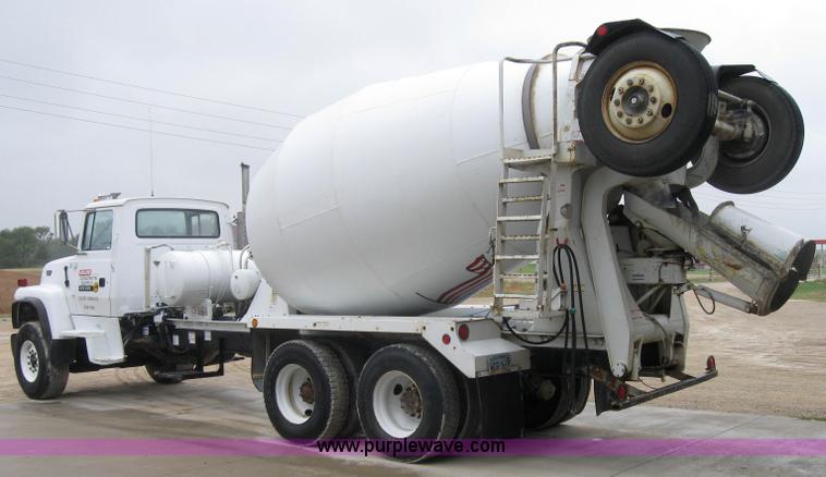 image for item 2796 1994 Ford LT8000F mixer truck