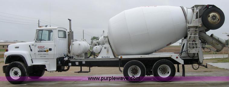 image for item 2796 1994 Ford LT8000F mixer truck