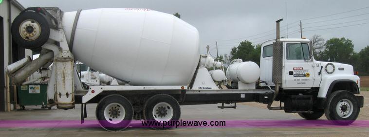 image for item 2796 1994 Ford LT8000F mixer truck