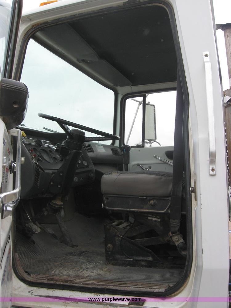 image for item 2796 1994 Ford LT8000F mixer truck