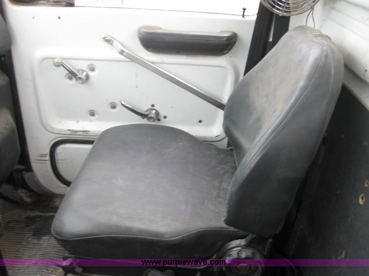 image for item 2796 1994 Ford LT8000F mixer truck