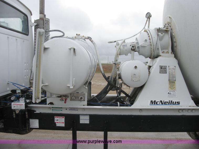 image for item 2796 1994 Ford LT8000F mixer truck