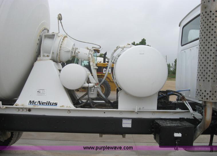 image for item 2796 1994 Ford LT8000F mixer truck