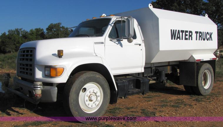 image for item 3123 1995 Ford F800 water truck