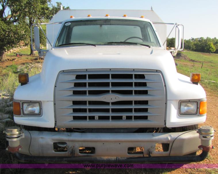 image for item 3123 1995 Ford F800 water truck