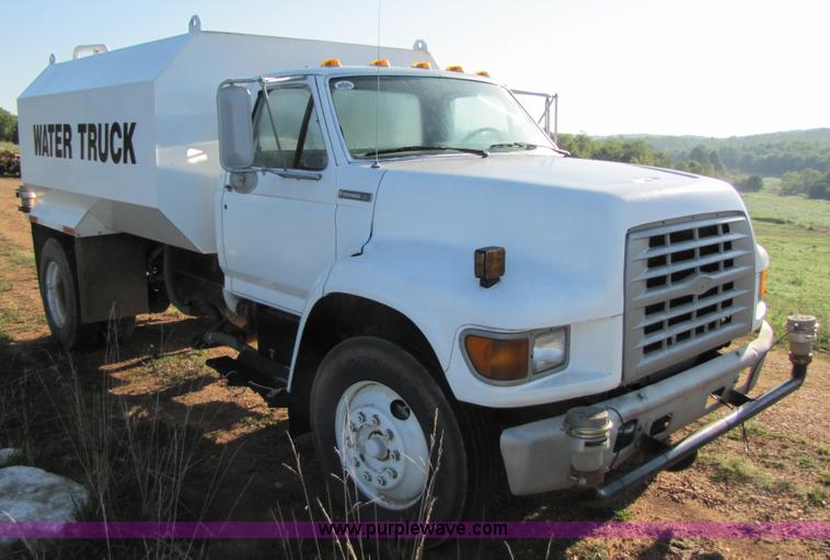 image for item 3123 1995 Ford F800 water truck