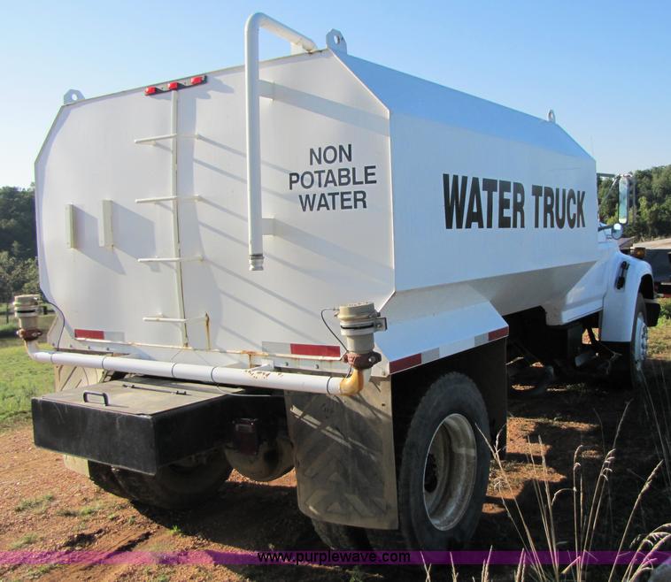 image for item 3123 1995 Ford F800 water truck