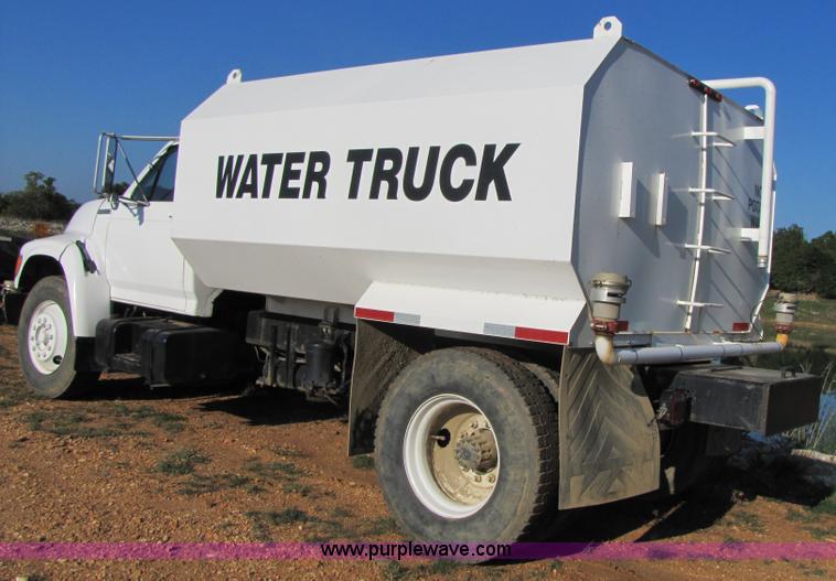 image for item 3123 1995 Ford F800 water truck