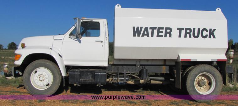 image for item 3123 1995 Ford F800 water truck