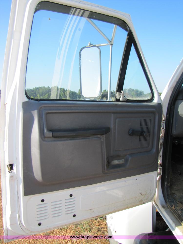 image for item 3123 1995 Ford F800 water truck