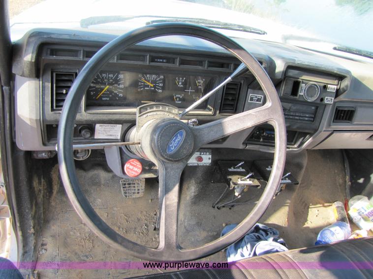 image for item 3123 1995 Ford F800 water truck