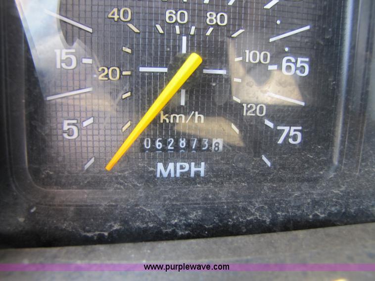 image for item 3123 1995 Ford F800 water truck