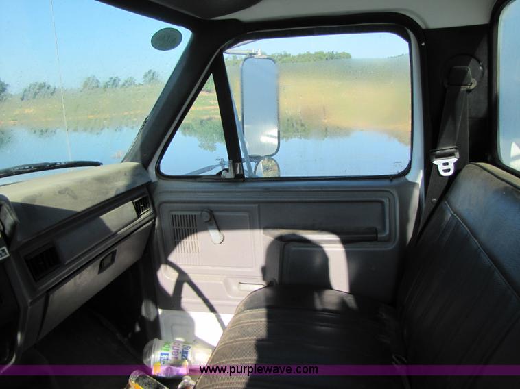image for item 3123 1995 Ford F800 water truck