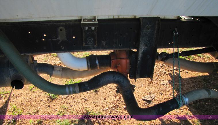 image for item 3123 1995 Ford F800 water truck