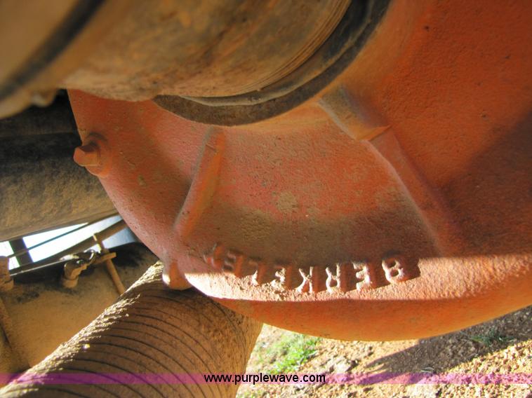 image for item 3123 1995 Ford F800 water truck