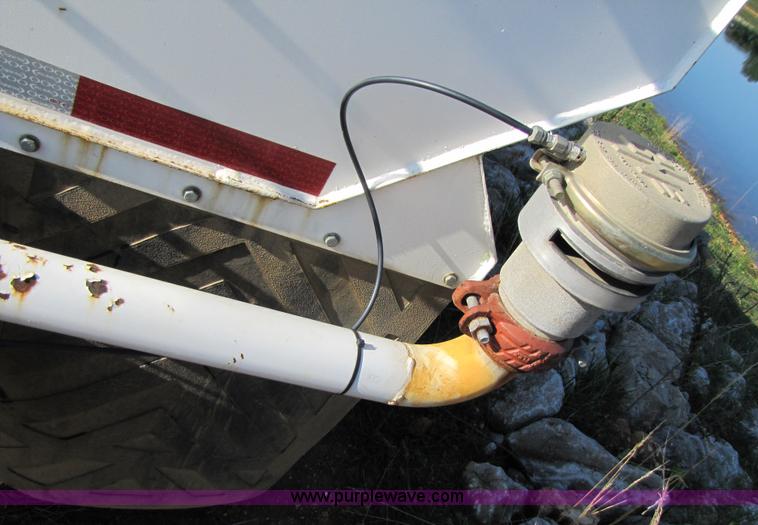 image for item 3123 1995 Ford F800 water truck